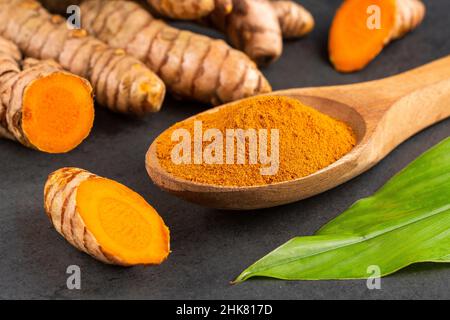 Kurkuma Pulver im Holzlöffel - Curcuma longa Stockfoto