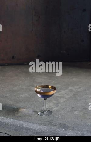 Klassischer Cocktail aus Arsen und Old Lace, Lila und Gold Stockfoto