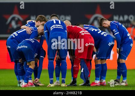 GENT, BELGIEN - 2. FEBRUAR: Spieler von KAA Gent bilden vor dem Start beim Croky Cup Halbfinale 1st Leg Match zwischen KAA Gent und Club Brugge in der Ghelamco Arena am 2. Februar 2022 in Gent, Belgien (Foto: Jeroen Meuwsen/Orange Picches) Stockfoto