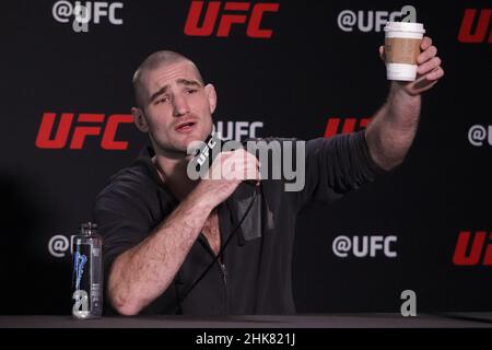2. Februar 2022, Las Vegas, Nevada, Las Vegas, NV, USA: LAS VEGAS, NV - 2. FEBRUAR: Sean Strickland interagiert während des UFC Vegas 47: Hermansson gegen Strickland Media Day bei der UFC Apex am 2. Februar 2022 in Las Vegas, Nevada, USA. (Bild: © Diego Ribas/PX Imagens via ZUMA Press Wire) Stockfoto