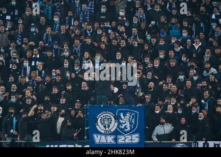 GENT, BELGIEN - 2. FEBRUAR: Fans von KAA Gent während des Croky Cup Halbfinales 1st Leg Match zwischen KAA Gent und Club Brugge in der Ghelamco Arena am 2. Februar 2022 in Gent, Belgien (Foto von Jeroen Meuwsen/Orange Picches) Stockfoto