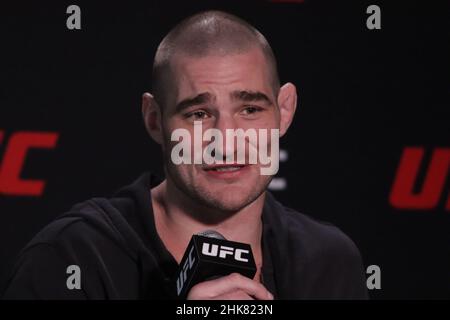 2. Februar 2022, Las Vegas, Nevada, Las Vegas, NV, USA: LAS VEGAS, NV - 2. FEBRUAR: Sean Strickland interagiert während des UFC Vegas 47: Hermansson gegen Strickland Media Day bei der UFC Apex am 2. Februar 2022 in Las Vegas, Nevada, USA. (Bild: © Diego Ribas/PX Imagens via ZUMA Press Wire) Stockfoto