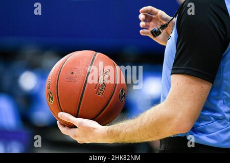 Balldarstellung (in den Händen eines Schiedsrichters) während des EUROCUP-Basketballspiels 7days zwischen den Metropoliten 92 (Boulogne-Levallois) und Lokomotiv-Kuban (Krasnodar) am 2. Februar 2022 im Palais des Sports Marcel Cerdan in Levallois-Perret, Frankreich - Foto Victor Joly / DPPI Stockfoto