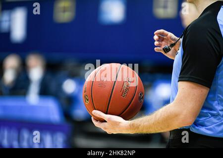 Balldarstellung (in den Händen eines Schiedsrichters) während des EUROCUP-Basketballspiels 7days zwischen den Metropoliten 92 (Boulogne-Levallois) und Lokomotiv-Kuban (Krasnodar) am 2. Februar 2022 im Palais des Sports Marcel Cerdan in Levallois-Perret, Frankreich - Foto Victor Joly / DPPI Stockfoto