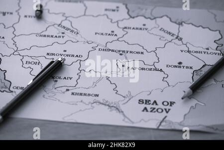 Diplomatie neu denken - Ukraine-Russland - Nahaufnahme einer Landkarte der Ukraine. Die Beziehungen zwischen Russland und der Ukraine sind nach wie vor angespannt, da die diplomatischen Gespräche fortgesetzt werden. Stockfoto