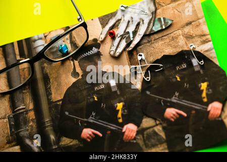 British Policing / Law & Crime Concepts - Nahaufnahme einer Mixed-Media-Montage mit bewaffneten Polizisten und abstrakten Ausschnitten. Stockfoto