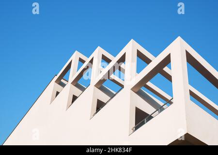 Abstrakte Architektur geometrisches Gebäude moderne Pfeilerbogen Balkonkonstruktion. Geometrie Architektur Design Gebäude Balkon Hintergrund. Modern Stockfoto