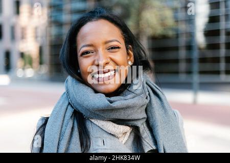 Porträt einer fröhlichen jungen hispanischen Latina-Frau, die vor der Kamera lächelt Stockfoto