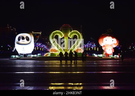 ZHANGJIAKOU, CHINA - 2. FEBRUAR 2022 - Menschen besuchen die Laterne-Ausstellung der Olympischen Winterspiele auf dem Platz der Bürger in Zhangjiakou, dem nordchinesischen H Stockfoto