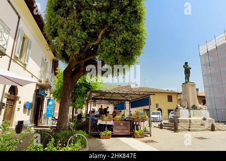 NORCIA, ITALIEN - 12. JUNI 2019: Norcia, eine Stadt im Herzen des Sibillini-Gebirges-Nationalparks, die durch die Erdbeben im Jahr 20 schwer beschädigt wurde Stockfoto