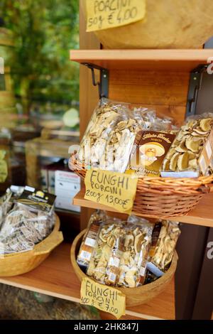NORCIA, ITALIEN - 12. JUNI 2019: Wurstwaren, Wurstwaren und Salami werden als typische lokale Delikatessen verkauft. Eines der zahlreichen typischen Geschäfte, die Lebensmittel in No verkaufen Stockfoto