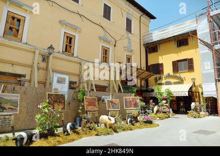NORCIA, ITALIEN - 12. JUNI 2019: Norcia, eine Stadt im Herzen des Sibillini-Gebirges-Nationalparks, die durch die Erdbeben im Jahr 20 schwer beschädigt wurde Stockfoto