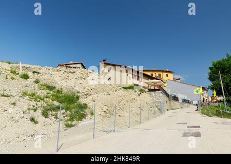 CASTELLUCCIO DI NORCIA, ITALIEN - 12. JUNI 2019: Castelluccio, eine Stadt im Herzen des Sibillini-Gebirges-Nationalparks, schwer beschädigt durch die Stadt Stockfoto