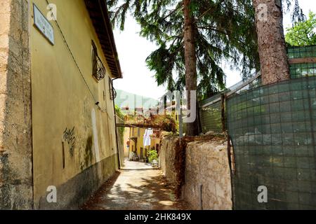 NORCIA, ITALIEN - 12. JUNI 2019: Norcia, eine Stadt im Herzen des Sibillini-Gebirges-Nationalparks, die durch die Erdbeben im Jahr 20 schwer beschädigt wurde Stockfoto