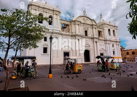 Außenansicht der wunderschönen Kathedrale León, León, Nicaragua, die zum UNESCO-Weltkulturerbe gehört Stockfoto