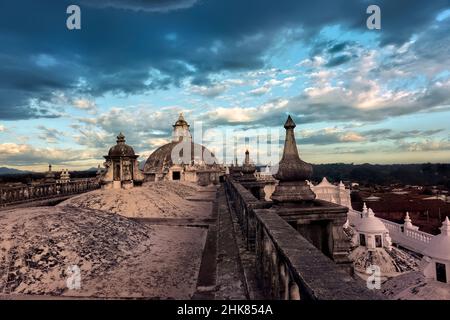 Die wunderschönen Kuppeln auf dem Dach der UNESCO-Weltkulturerbe-Kathedrale León, León, Nicaragua Stockfoto