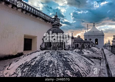 Die wunderschönen Kuppeln auf dem Dach der UNESCO-Weltkulturerbe-Kathedrale León, León, Nicaragua Stockfoto