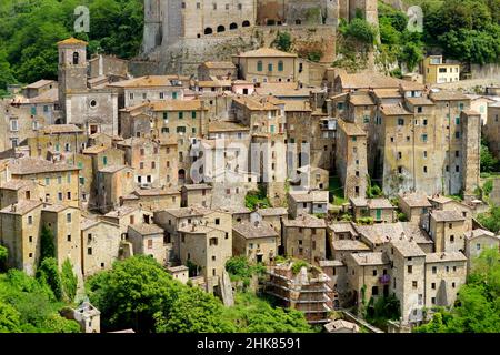 Die Dächer von Sorano, einer alten mittelalterlichen Stadt auf einem Hügel, die an einem Tuffstein über dem Fluss Lente hängt. Etruskische Geschichte. Provinz Grosseto, Toskana, Italien Stockfoto