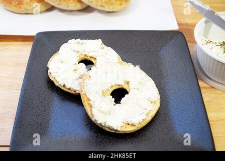 Alles mit Knoblauch und Kräutersahne halbieren Stockfoto