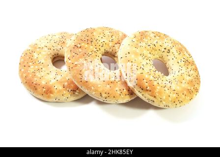 Thin Everything Bagels isoliert über einem White Stockfoto