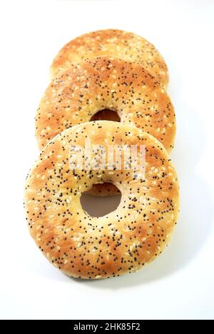 Thin Everything Bagels isoliert über einem White Stockfoto