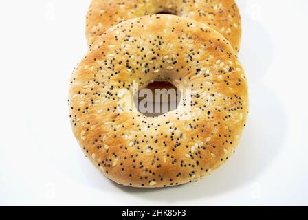 Thin Everything Bagels isoliert über einem White Stockfoto