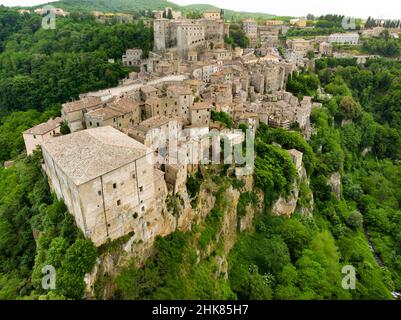 Luftaufnahme von Sorano, einer alten mittelalterlichen Stadt auf einem Hügel, die von einem Tuffstein über dem Fluss Lente hängt. Etruskische Geschichte. Provinz Grosseto, Toskana, It Stockfoto