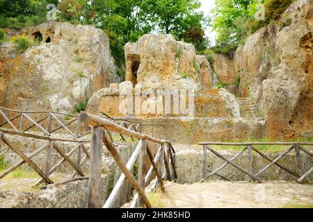 Überreste des Grabes von Ildebranda in der etruskischen Nekropole von Sovana. Citta del Tufo archäologischer Park. Sorano, Sovana, Tuff Stadt in der Toskana, Ital Stockfoto