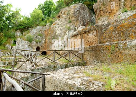 Überreste des Grabes von Ildebranda in der etruskischen Nekropole von Sovana. Citta del Tufo archäologischer Park. Sorano, Sovana, Tuff Stadt in der Toskana, Ital Stockfoto