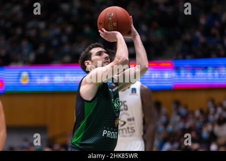 Badalona, Spanien. 2nd. Februar 2022. Ferran Bassas von Joventut Badalona beim 7-tägigen Eurocup-Spiel zwischen Club Joventut Badalona und Partizan NIS Belgrade im Palau Olimpic de Badalona in Barcelona. (Bild: © David Ramirez/DAX via ZUMA Press Wire) Stockfoto