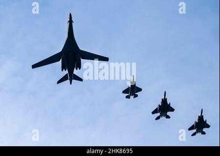 Ein B-1B-Lancer der US-Luftwaffe, der 28th Bombenflügeln und zwei F-15E-Schlagadlern, die den 492nd und 494th Jagdgeschwadern zugewiesen wurden, sowie ein Royal Air Force F-35B Lightning führen einen Überflug bei der Royal Air Force Lakenheath, England, am 1. Februar 2022 durch. Das Flugzeug nahm an einem Langstreckenflug von den USA nach Großbritannien Teil, um an den 80th. Jahrestag der Luftwaffe von 8th zu erinnern. (USA Luftwaffe Foto von Senior Airman Koby I. Saunders) Stockfoto