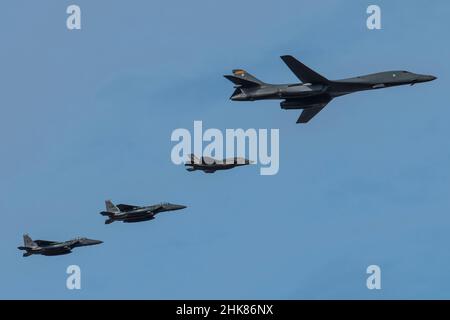 Ein B-1B Lancer vom Luftwaffenstützpunkt Ellsworth, S.D. fliegt mit Royal Air Force F-35 und zwei F-15-Flugzeugen der US-Luftwaffe von RAF Lakenheath während eines Überflugs bei RAF Mildenhall, England, am 1. Februar 2022. Diese B-1B ist einer von zwei Bombern vom Luftwaffenstützpunkt Ellsworth, die einen Langstreckenflug von den Vereinigten Staaten nach Großbritannien durchführen, um an den 80th. Jahrestag der Achten Luftwaffe zu erinnern. (USA Luftwaffe Foto von Senior Airman Kevin Long) Stockfoto