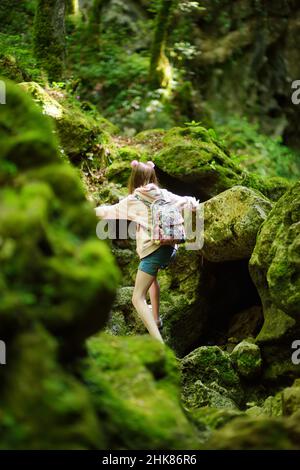 Junge Mädchen wandern in Botro ai Buchi del Diavolo, felsige Schlucht Wanderweg, entlang ausgetrockneten Fluss. Schöner Fußweg in den Wald n Stockfoto