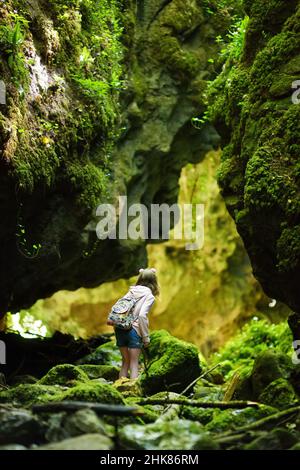 Junge Mädchen wandern in Botro ai Buchi del Diavolo, felsige Schlucht Wanderweg, entlang ausgetrockneten Fluss. Schöner Fußweg in den Wald n Stockfoto