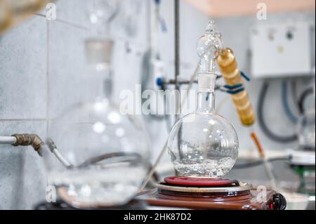 Kolben mit kochendem Alkohol bei der Destillation im Labor Stockfoto