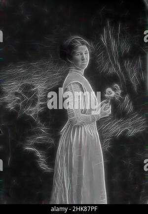 Inspiriert von Madeley [möglicherweise Ethel May Madeley (1899-1976)], Berry & Co, Fotostudio, um 1920, Wellington, Gelatine Dry Plate Process, neu erfunden von Artotop. Klassische Kunst neu erfunden mit einem modernen Twist. Design von warmen fröhlichen Leuchten der Helligkeit und Lichtstrahl Strahlkraft. Fotografie inspiriert von Surrealismus und Futurismus, umarmt dynamische Energie der modernen Technologie, Bewegung, Geschwindigkeit und Kultur zu revolutionieren Stockfoto