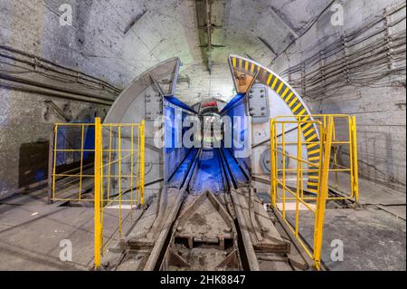 Rotierender Entlader von U-Bahn-Autos Stockfoto