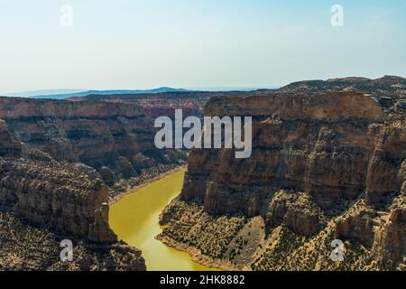 Der Bighorn River fließt durch den Devil Canyon im Bighorn National Recreation Area, Wyoming Stockfoto