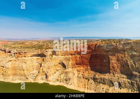 Der Bighorn River fließt durch den Devil Canyon im Bighorn National Recreation Area, Wyoming Stockfoto