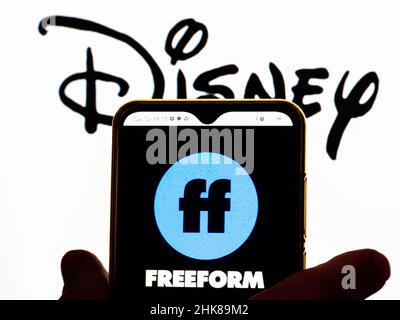 Ukraine. 02nd. Februar 2022. In dieser Abbildung wird das Freeform-Logo auf einem Smartphone-Bildschirm mit einem Disney-Logo im Hintergrund angezeigt. Kredit: SOPA Images Limited/Alamy Live Nachrichten Stockfoto