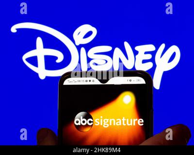 Ukraine. 02nd. Februar 2022. In dieser Abbildung wird das ABC Signature-Logo auf einem Smartphone-Bildschirm mit einem Disney-Logo im Hintergrund angezeigt. Kredit: SOPA Images Limited/Alamy Live Nachrichten Stockfoto