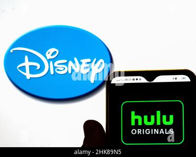 Ukraine. 02nd. Februar 2022. In dieser Abbildung wird das Hulu Originals-Logo auf einem Smartphone-Bildschirm mit einem Disney-Logo im Hintergrund angezeigt. Kredit: SOPA Images Limited/Alamy Live Nachrichten Stockfoto