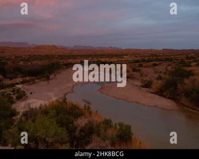 Santa Elena Canyon zur goldenen Stunde mit dem Rio Grande River im Vordergrund und dem Chisos Mountain Range im Hintergrund. Fotografiert im großen Rahmen Stockfoto