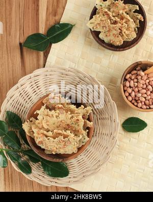 Rempeyek Kacang oder Peyek Kacang ist ein traditioneller Snack aus Java, Indonesien. Rempeyek ist gebratener Fritter aus Reismehl und Wasser mit Erdnüssen auf T hergestellt Stockfoto