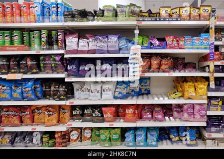 London, Großbritannien, 2nd. Februar 2022, der Imbissgang in einem Sainsbury-Supermarkt. KP Snacks warnt, dass es in den kommenden Wochen nach einem Angriff auf die Software einen Mangel an Produkten geben könnte. Der Snack-Riese, macht bekannte Chips und Nussmarken - McCoys, Butterkist, Pom-Bear, Tirells und Popchips. Kredit: Elfte Stunde Fotografie/Alamy Live Nachrichten Stockfoto