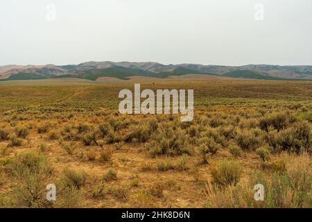 Wunderschöner Blick auf das hohe Dessert Valley in der Nähe des City of Rocks National Reserve, Idaho Stockfoto
