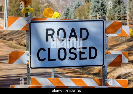 Straßenbeschild mit Informationen über Straßenreparaturen mit Ortszugang Stockfoto