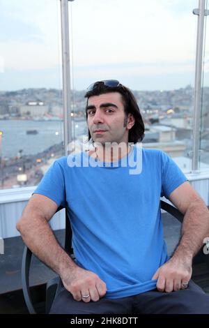 ISTANBUL, TÜRKEI - 14. SEPTEMBER: Der berühmte türkisch-deutsche Regisseur, Drehbuchautor und Produzent Fatih Akin porträtiert am 14. September 2012 in Istanbul, Türkei. Stockfoto