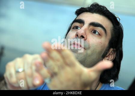 ISTANBUL, TÜRKEI - 14. SEPTEMBER: Der berühmte türkisch-deutsche Regisseur, Drehbuchautor und Produzent Fatih Akin porträtiert am 14. September 2012 in Istanbul, Türkei. Stockfoto