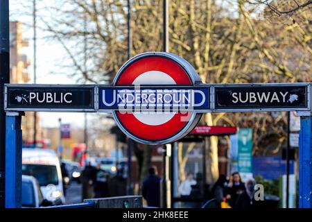 London, Großbritannien. 31st Januar 2022. Ein Schild der Londoner U-Bahn vor einem Bahnhof. (Bild: © Dinendra Haria/SOPA Images via ZUMA Press Wire) Stockfoto